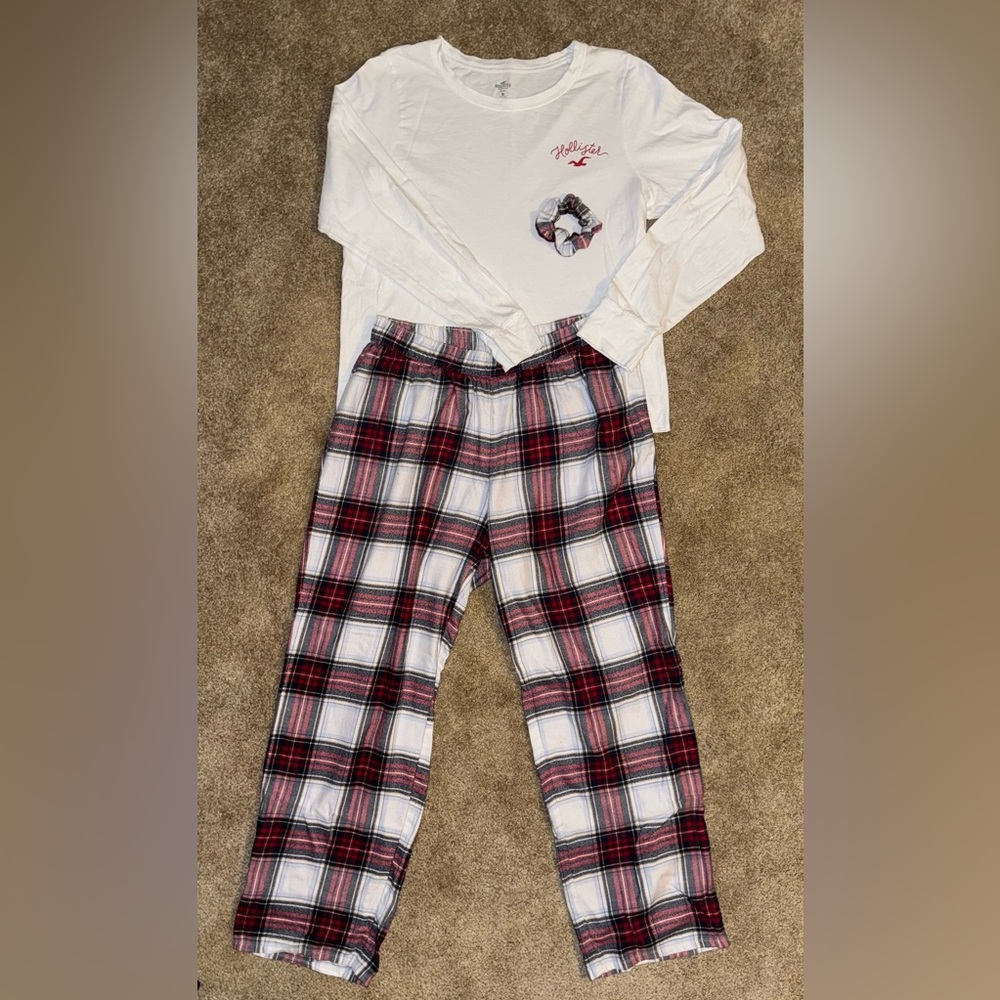 Plaid Women’s Pajama Set with Matching Scrunchie